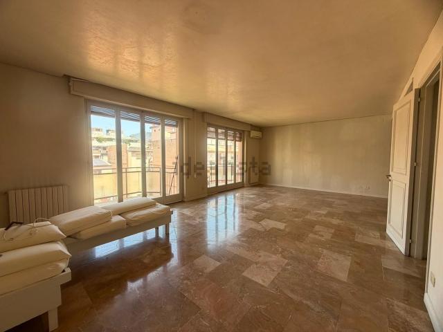 Appartamento in affitto di 170 m² in Via Enrico Parisi, 4
