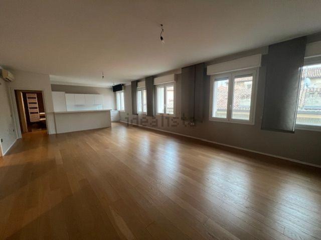 Appartamento in affitto di 170 m² in Via Modonella, 3