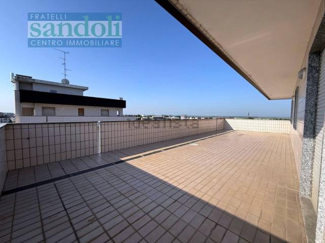 Appartamento in affitto di 170 m² in Via Pontinia