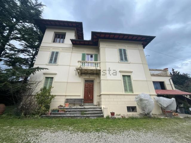 Appartamento in affitto di 170 m² in Via Valiversi