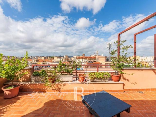 Appartamento in affitto di 171 m² in Via Calabria