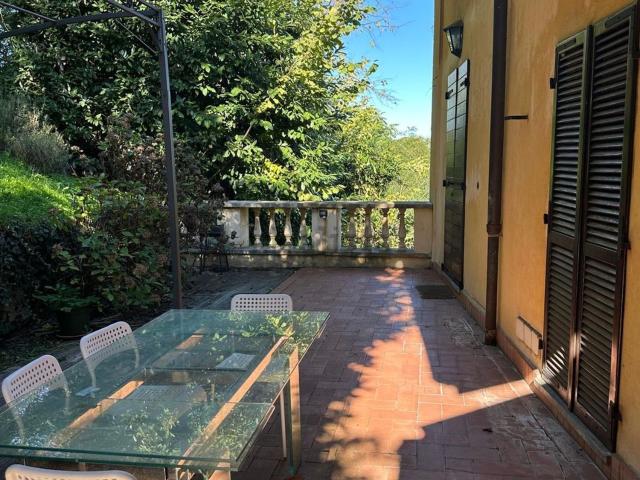 Appartamento in affitto di 171 m² in Strada Del Cantello, 50