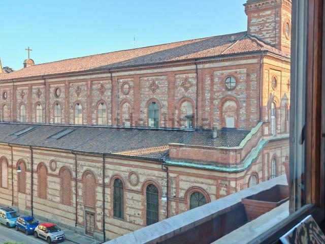 Appartamento in affitto di 177 m² in Via Ettore Perrone