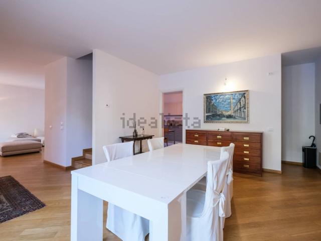 Appartamento in affitto di 177 m² in Via Legione Antonini, 121