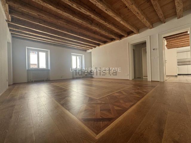 Appartamento in affitto di 178 m² in Via Trento, 9