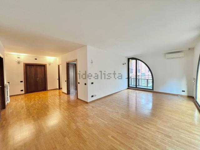 Appartamento in affitto di 179 m² in Via San Simpliciano