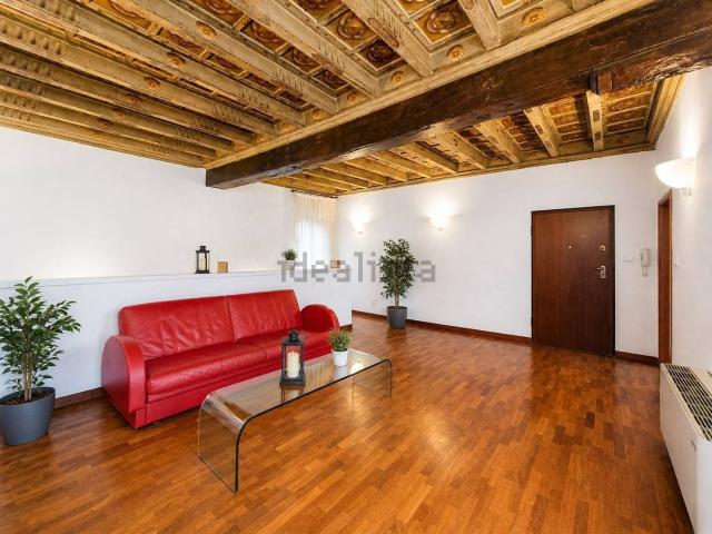 Appartamento in affitto di 180 m² in Via della Paglia, 25