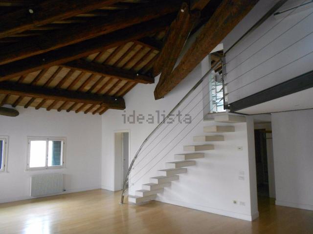 Appartamento in affitto di 180 m² in Piazza della Frutta, 12