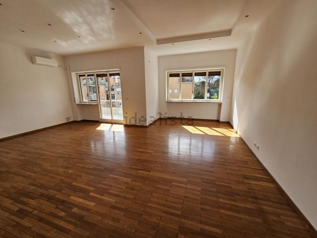 Appartamento in affitto di 183 m² in Via dei Colli della Farnesina, 132