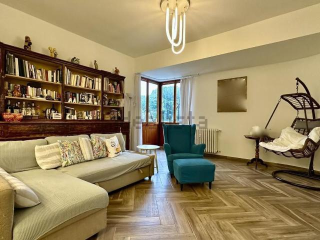 Appartamento in affitto di 185 m² in Via Circondaria