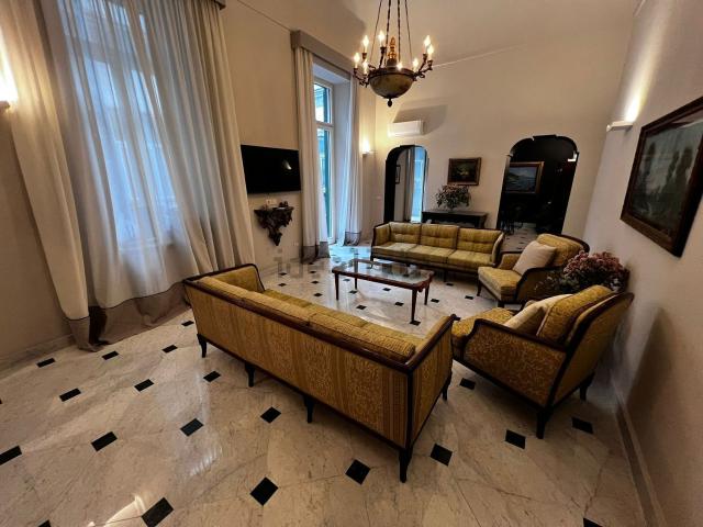 Appartamento in affitto di 185 m² in Piazza Giulio Rodinò, 23
