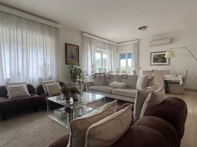 Appartamento in affitto di 186 m² in Via Alessandro Manzoni, 214