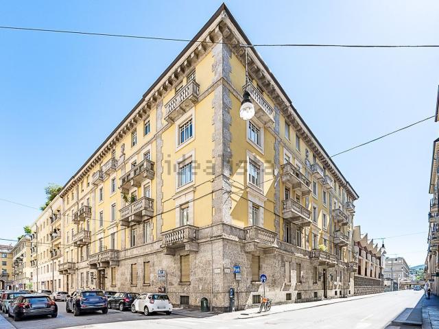 Appartamento in affitto di 190 m² in Via Cavour, 21