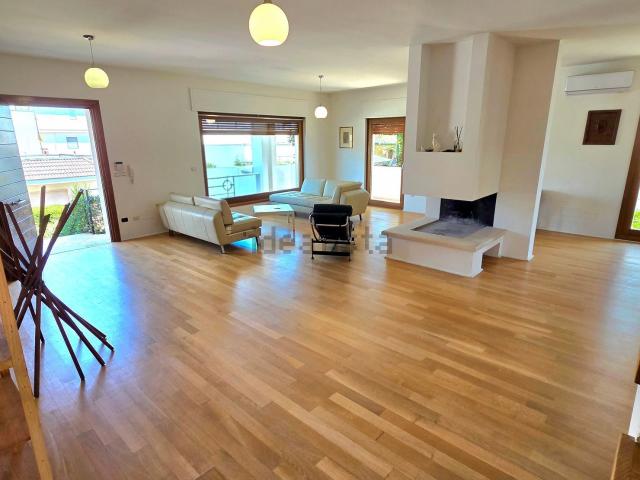 Appartamento in affitto di 190 m² in Via Giuseppe Parini, 8