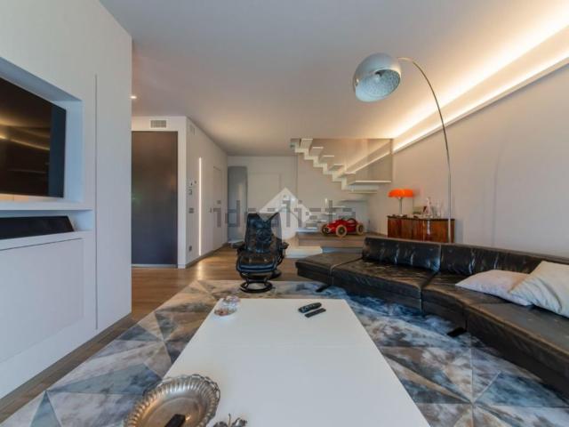 Appartamento in affitto di 190 m² in Via Enzo Ferrari, 1
