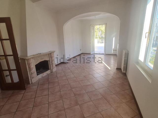Appartamento in affitto di 190 m² in Viale C. Sigonio, 266