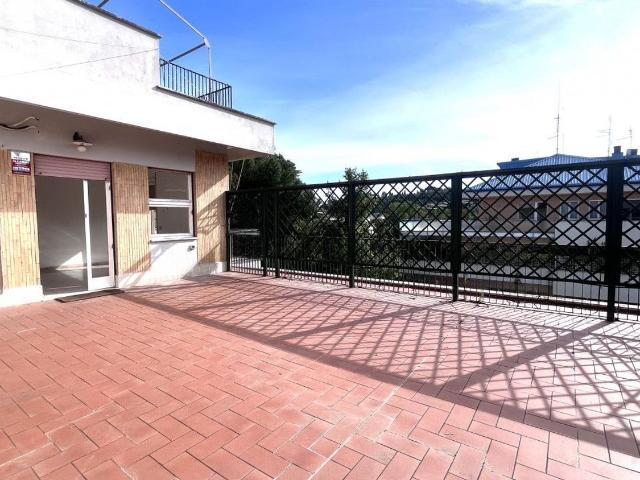 Appartamento in affitto di 193 m² in Via Apollo Pizio