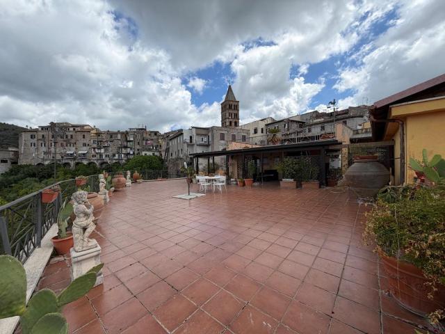 Appartamento in affitto di 195 m² in Via del Colle