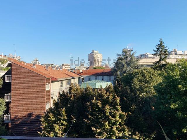 Appartamento in affitto di 195 m² in Via Quadronno