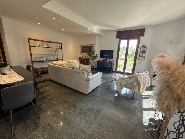 Appartamento in affitto di 196 m² in Via delle Montagne Rocciose