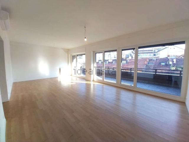 Appartamento in affitto di 197 m² in Via G. Leopardi, 1