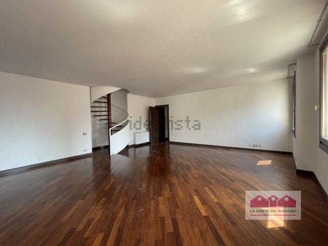 Appartamento in affitto di 197 m² in Corso SS. Felice e Fortunato, 16