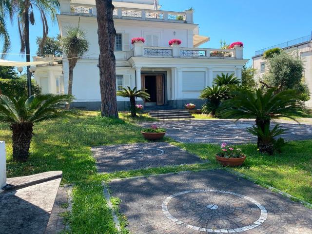 Appartamento in affitto di 200 m² in Via Canarde a San Pietro, 4