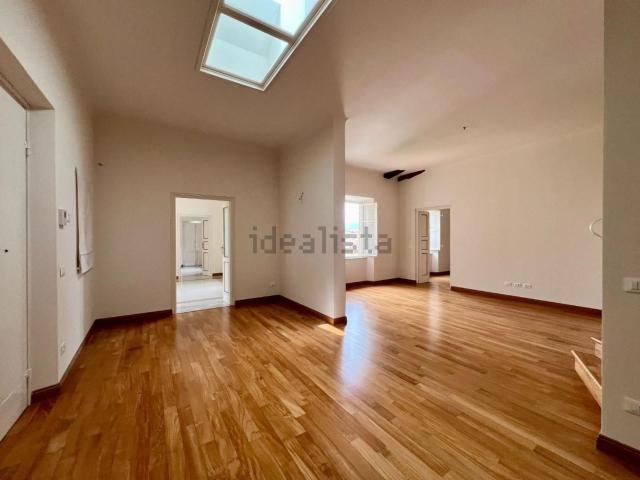 Appartamento in affitto di 200 m² in Via della Stufa