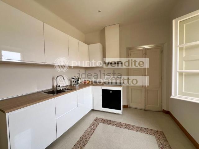 Appartamento in affitto di 200 m² in Via della Stufa, 55100