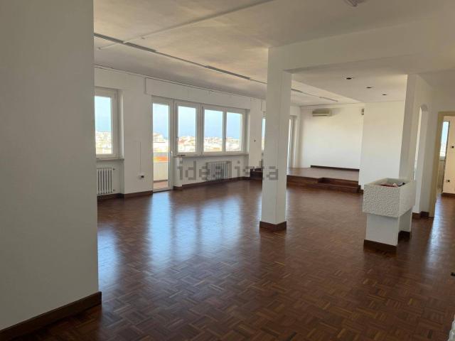 Appartamento in affitto di 200 m² in Via Venezia, 4
