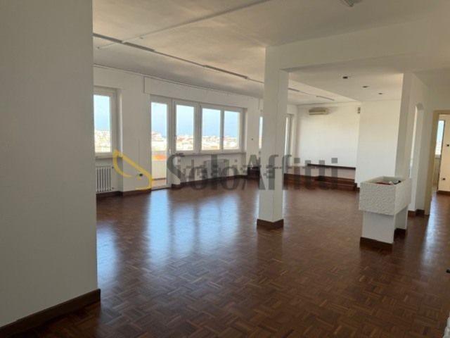 Appartamento in affitto di 200 m² in Via Venezia