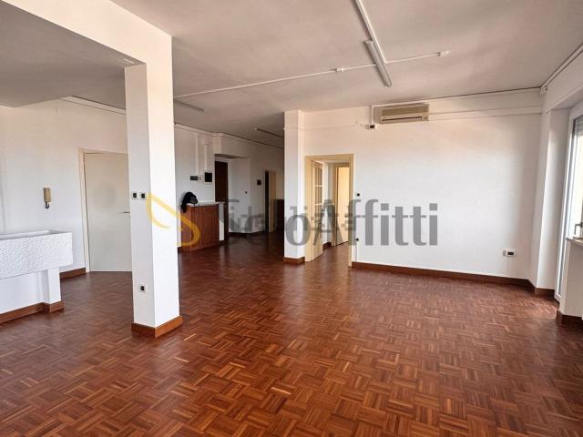 Appartamento in affitto di 200 m² in Via Venezia