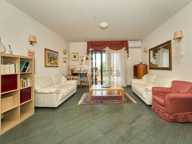 Appartamento in affitto di 201 m² in Via delle Magnolie, 1