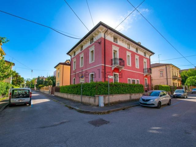 Appartamento in affitto di 202 m² in Via Giovanni Grioli