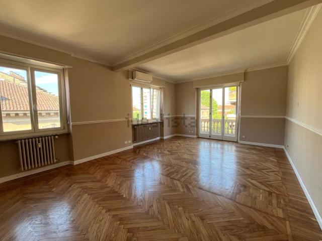 Appartamento in affitto di 208 m² in Via Valeggio, 26