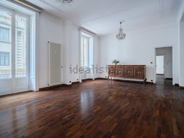 Appartamento in affitto di 210 m² in Via Bartolomeo Panizza, 4