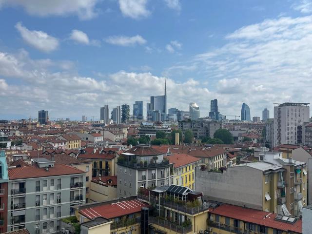 Appartamento in affitto di 210 m² in Via Francesco Melzi d&apos Eril, 18