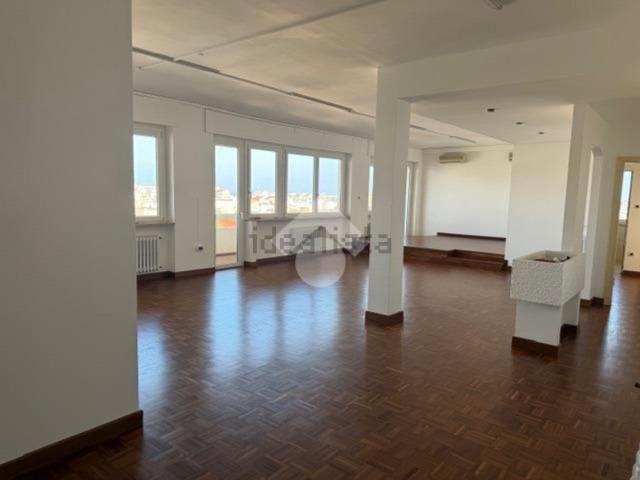 Appartamento in affitto di 214 m² in Via Venezia, 4
