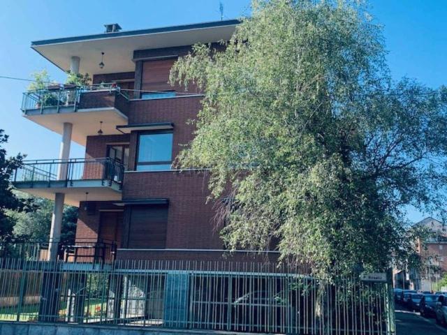 Appartamento in affitto di 215 m² in Via Carlo Capelli, 110