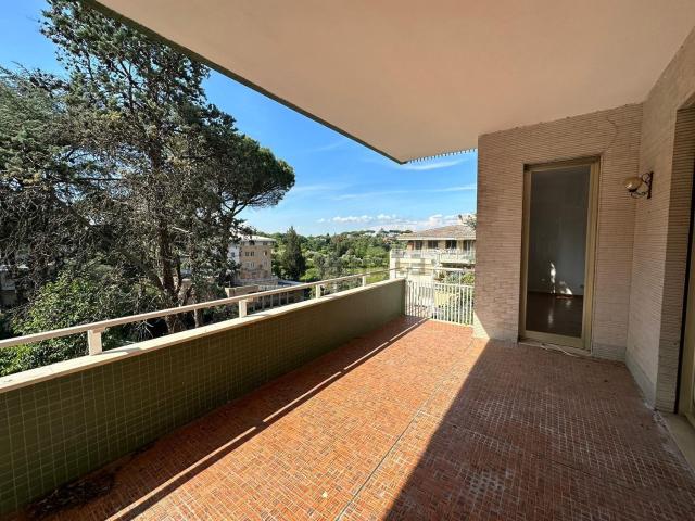 Appartamento in affitto di 216 m² in Via Cassia, 1170