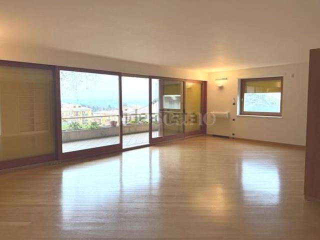 Appartamento in affitto di 218 m² in Via Roma