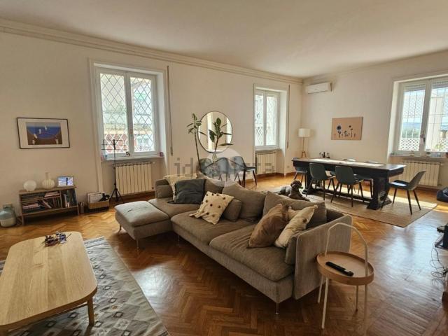 Appartamento in affitto di 219 m² in Via Barnaba Tortolini, 30