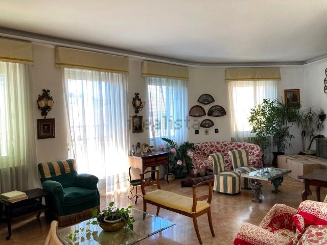 Appartamento in affitto di 220 m² in Via Cairoli, 32