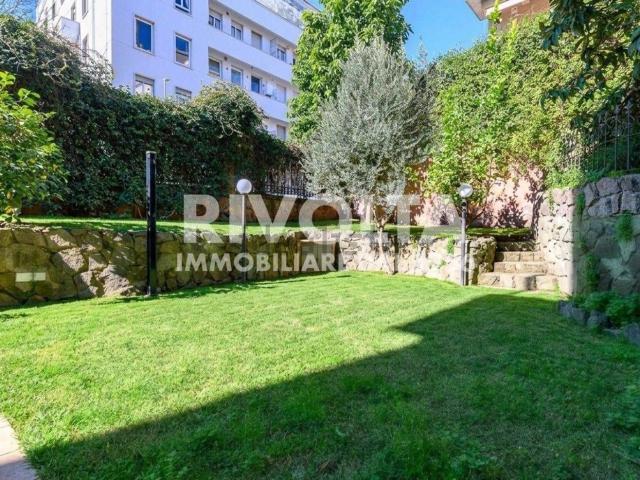 Appartamento in affitto di 220 m² in Via dei Monti Parioli