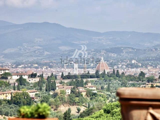 Appartamento in affitto di 220 m² in Via della Torre del Gallo