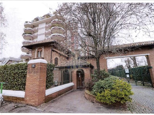 Appartamento in affitto di 220 m² in Via Ippodromo