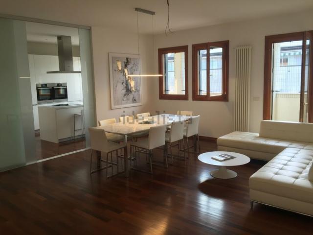 Appartamento in affitto di 220 m² in Viale Paul Harris