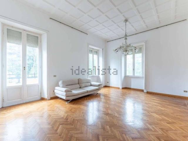 Appartamento in affitto di 221 m² in Via Bruxelles