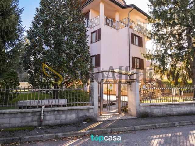 Appartamento in affitto di 222 m² in Via Salvo D&apos Acquisto, 9