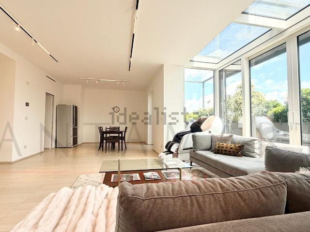 Appartamento in affitto di 228 m² in Via Andrea Maria Ampère